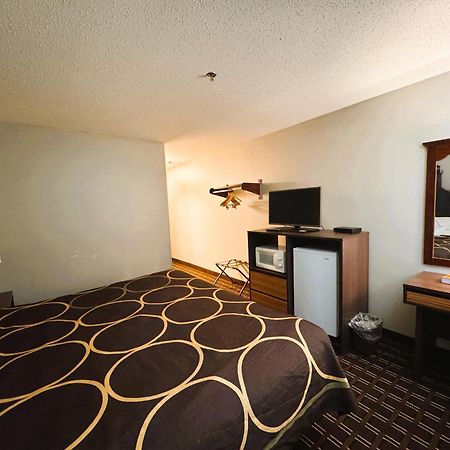 Super 8 By Wyndham Reedsburg Hotel Buitenkant foto
