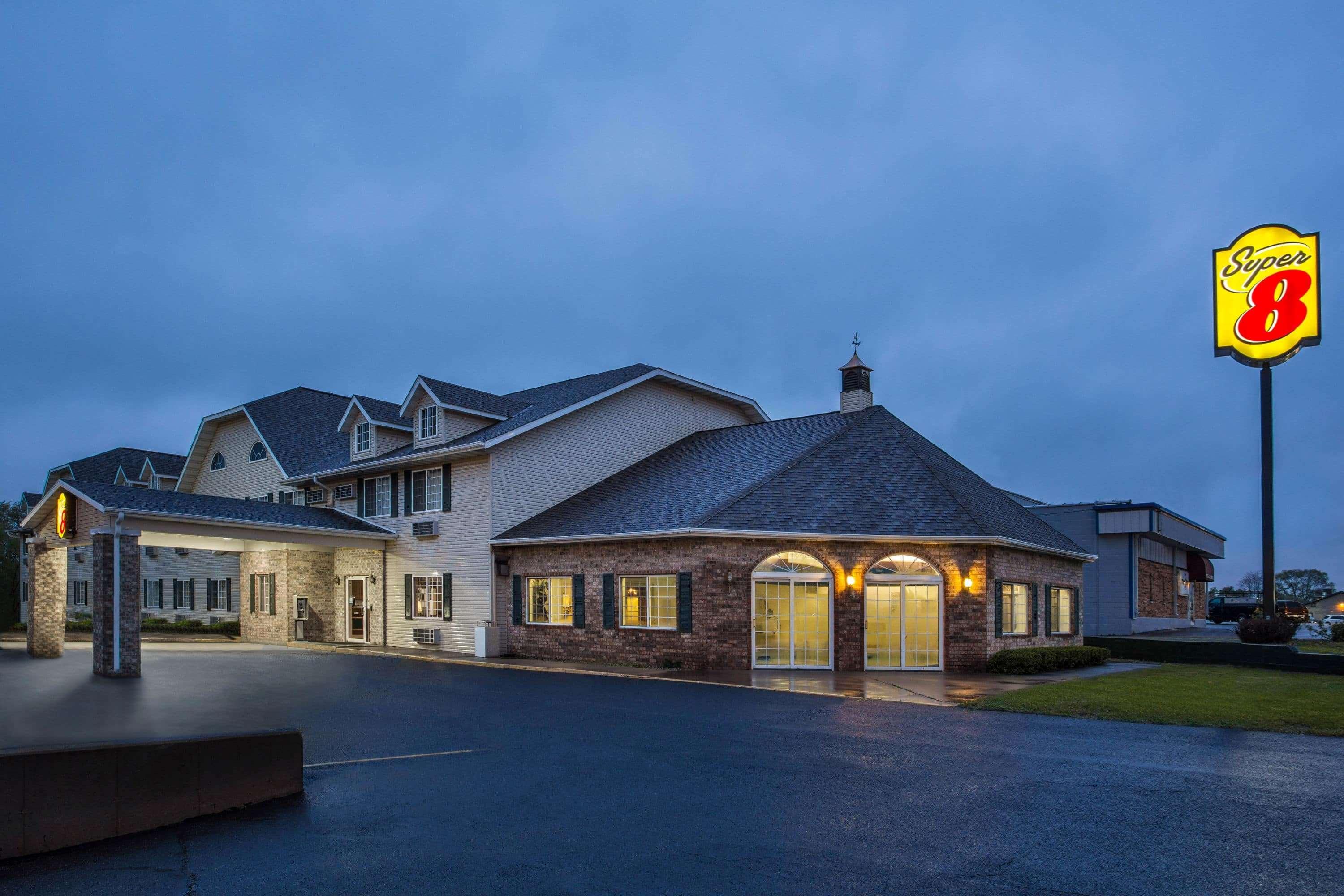 Super 8 By Wyndham Reedsburg Hotel Buitenkant foto