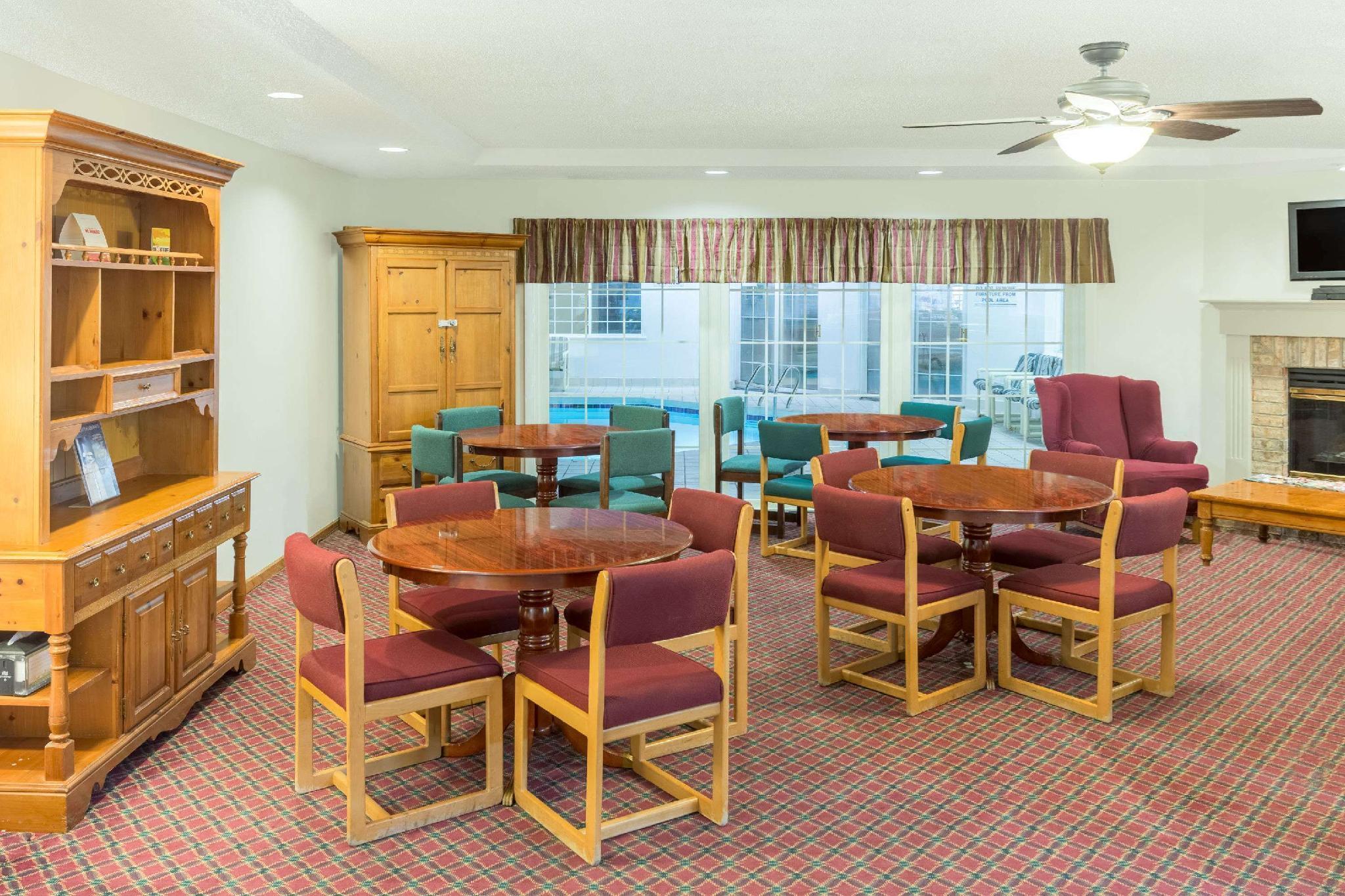 Super 8 By Wyndham Reedsburg Hotel Buitenkant foto