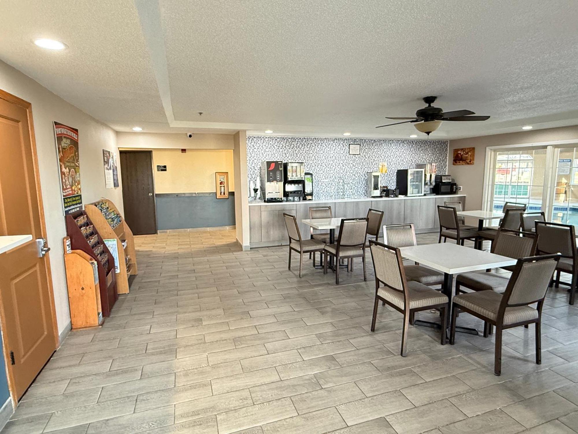 Super 8 By Wyndham Reedsburg Hotel Buitenkant foto