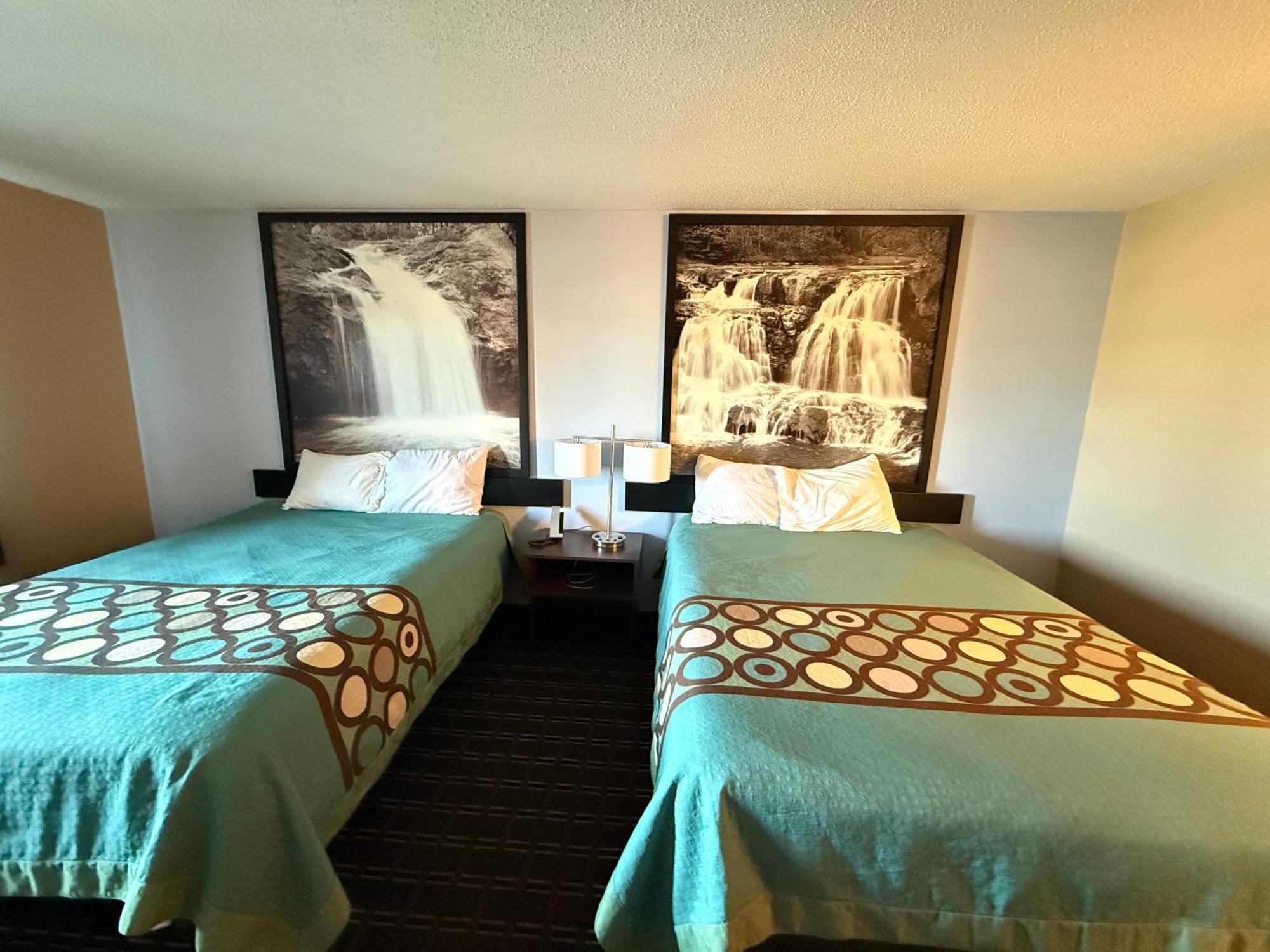 Super 8 By Wyndham Reedsburg Hotel Buitenkant foto