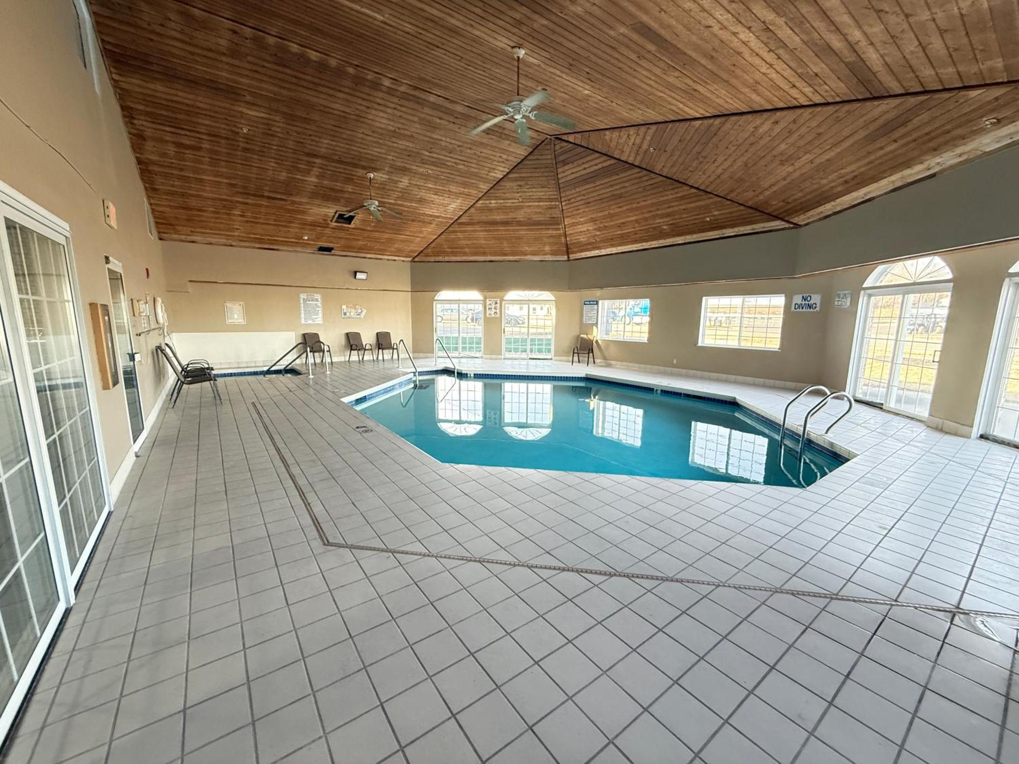 Super 8 By Wyndham Reedsburg Hotel Buitenkant foto