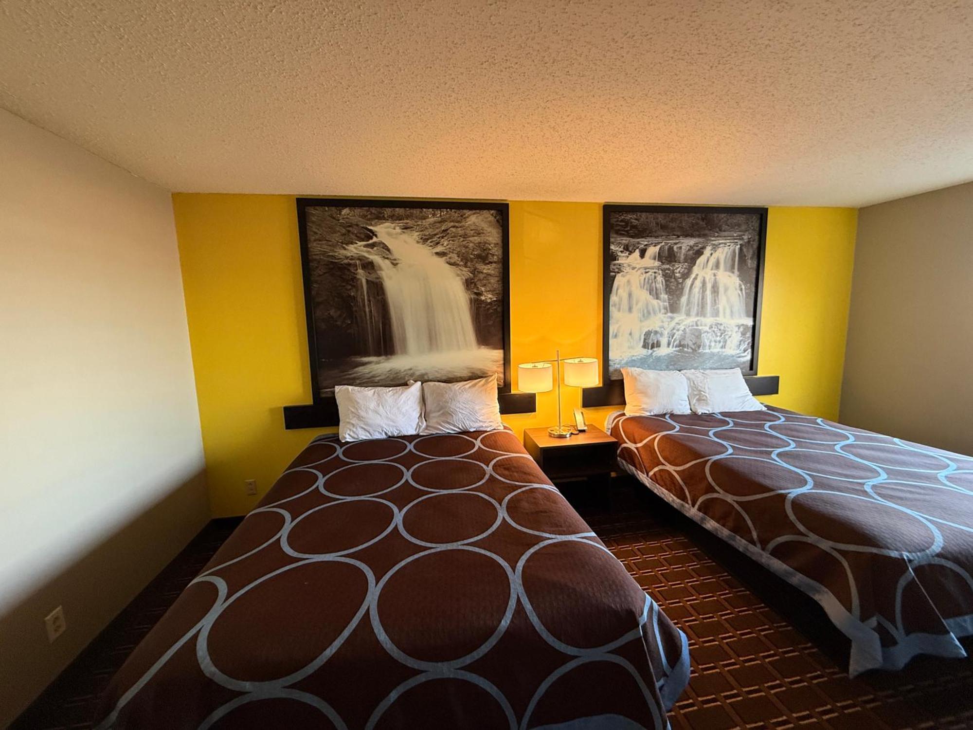 Super 8 By Wyndham Reedsburg Hotel Buitenkant foto